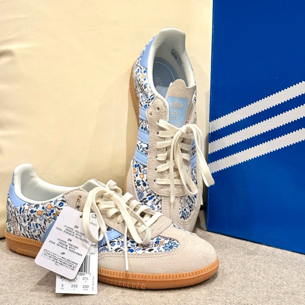 Adidas Women's Floral Sneakers - Light Blue and Cream (Womens 7/Mns 5)